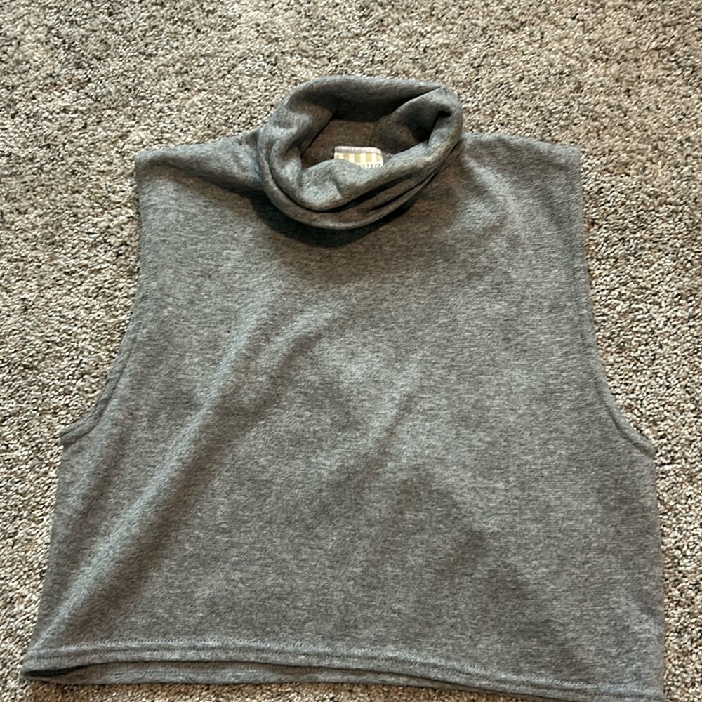 Cropped grey turtleneck